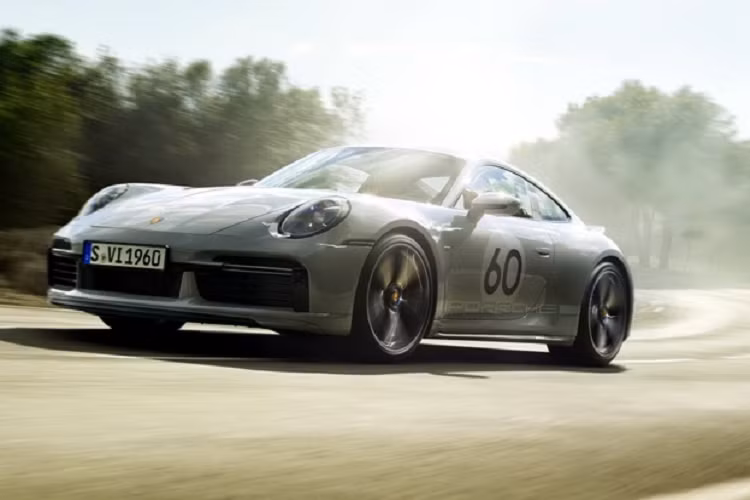 Động cơ trên sẽ đi kèm hộp số sàn 7 cấp và hệ dẫn động cầu sau, nhờ đó, chiếc xe thể thao giới hạn này có thể tăng tốc từ vị trí xuất phát lên 100 km/h chỉ trong thời gian 4,1 giây trước khi đạt tốc độ tối đa 315 km/h.