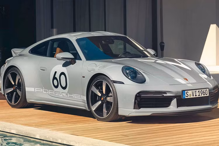 Chiếc Porsche 911 Sport Classic 2023 đang được trưng bày ở triển lãm Bangkok International Motor Show lần thứ 44 có màu sơn Sport Grey Metallic, đây là bộ áo độc quyền của mẫu xe thể thao giới hạn này, ngoài ra, bên hông còn có con số 60.