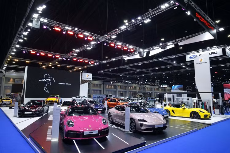 Tại triển lãm Bangkok International Motor Show lần thứ 44 tại Thái Lan, có khá nhiều mẫu xe hấp dẫn được trưng bày... Một trong số đó là gian hàng Porsche với gần 10 chiếc xe mới đủ màu sắc, nổi bật trong số đó là sự góp mặt của Porsche 911 Sport Classic 2023 mới, mẫu xe thể thao được sản xuất giới hạn 1.250 xe trên toàn thế giới.