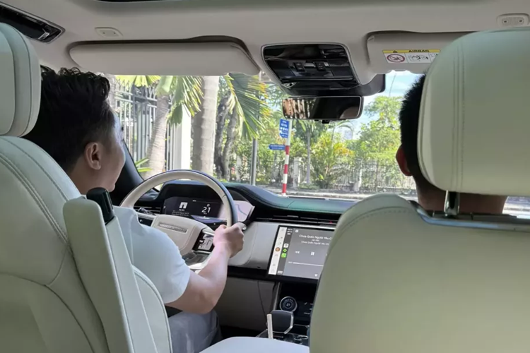 Sau khi bom tấn McLaren Elva của mình về nước, đã gây bất ngờ lớn cho giới mê xe, và nhiều người cũng khá tò mò, không biết ai sẽ chịu chơi để mua lại xe Pagani Huayra độc nhất Việt Nam. Chỉ vài cái tên được liệt kê, trong đó, cũng có ông Nguyễn Quốc Cường, hay còn gọi Cường Đô la, 1 người bạn có chung đam mê siêu xe với Minh Nhựa.