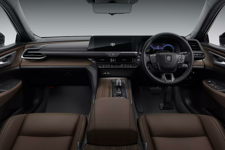 Bước sang thế hệ mới, mẫu “xe bộ trưởng” tại Việt Nam một thời sở hữu phong cách thiết kế hiện đại hơn. Được áp dụng ngôn ngữ thiết kế mới, tương tự Toyota Prius và bZ4X, mẫu sedan này gây ấn tượng bằng cụm đèn pha LED khá mỏng cùng dải đèn LED định vị ban ngày nằm vắt ngang đầu xe.