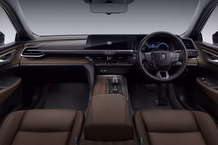 Bước sang thế hệ mới, mẫu “xe bộ trưởng” tại Việt Nam một thời sở hữu phong cách thiết kế hiện đại hơn. Được áp dụng ngôn ngữ thiết kế mới, tương tự Toyota Prius và bZ4X, mẫu sedan này gây ấn tượng bằng cụm đèn pha LED khá mỏng cùng dải đèn LED định vị ban ngày nằm vắt ngang đầu xe.