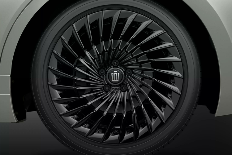 Thiết kế nội thất của xe khá giống với các phiên bản còn lại trong dòng Toyota Crown thế hệ mới. Xe cũng có vô lăng 3 chấu, tích hợp phím chức năng và lẫy chuyển số thể thao. Phía sau vô lăng là bảng đồng hồ kỹ thuật số có kích thước 12,3 inch, tương đương với màn hình cảm ứng trung tâm.