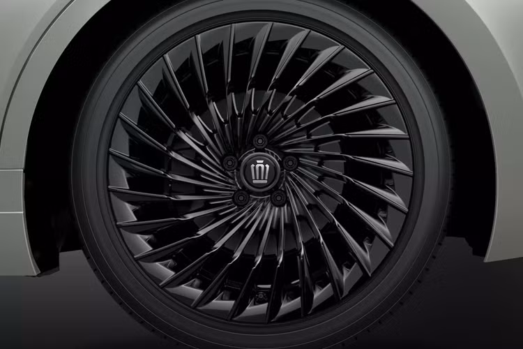 Thiết kế nội thất của xe khá giống với các phiên bản còn lại trong dòng Toyota Crown thế hệ mới. Xe cũng có vô lăng 3 chấu, tích hợp phím chức năng và lẫy chuyển số thể thao. Phía sau vô lăng là bảng đồng hồ kỹ thuật số có kích thước 12,3 inch, tương đương với màn hình cảm ứng trung tâm.