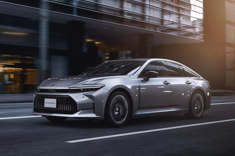 Sau Crown Sport, hãng Toyota chuẩn bị tung ra thành viên thứ 3 của dòng xe Crown thế hệ mới, đó là Crown Sedan. Theo đó, Toyota Crown Sedan 2024 mới sẽ chính thức được bán ra ở thị trường nội địa Nhật Bản vào ngày 13/11 tới đây. Trước thời điểm có mặt trên thị trường, mẫu sedan cao cấp này đã được công bố giá bán.