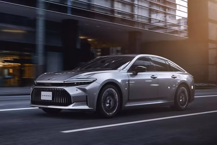 Sau Crown Sport, hãng Toyota chuẩn bị tung ra thành viên thứ 3 của dòng xe Crown thế hệ mới, đó là Crown Sedan. Theo đó, Toyota Crown Sedan 2024 mới sẽ chính thức được bán ra ở thị trường nội địa Nhật Bản vào ngày 13/11 tới đây. Trước thời điểm có mặt trên thị trường, mẫu sedan cao cấp này đã được công bố giá bán.