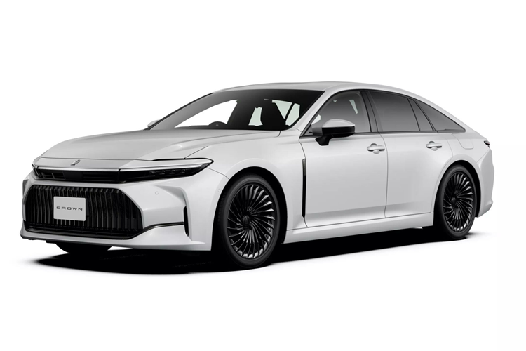 Vì Toyota Crown Sedan 2024 là xe dẫn động cầu sau nên bên trong nội thất có trục truyền động chạy dọc khá lớn. Chi tiết này khiến cụm điều khiển trung tâm bị đẩy lên cao, tạo thành vách ngăn giữa 2 ghế trước. Hãng Toyota đã bố trí cần số ngắn, sạc điện thoại không dây, phanh tay điện tử và 2 giá để ly ở cụm điều khiển trung tâm.