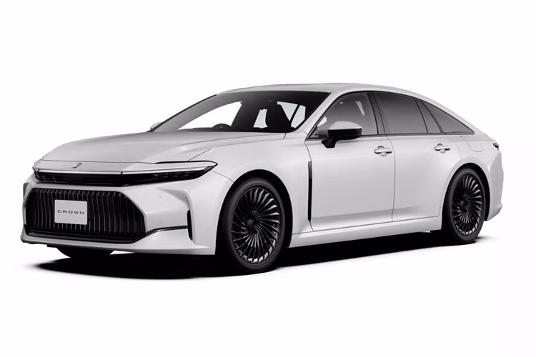 Vì Toyota Crown Sedan 2024 là xe dẫn động cầu sau nên bên trong nội thất có trục truyền động chạy dọc khá lớn. Chi tiết này khiến cụm điều khiển trung tâm bị đẩy lên cao, tạo thành vách ngăn giữa 2 ghế trước. Hãng Toyota đã bố trí cần số ngắn, sạc điện thoại không dây, phanh tay điện tử và 2 giá để ly ở cụm điều khiển trung tâm.