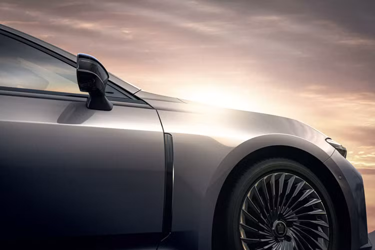 Trong khi đó, nội thất của xe có 2 tùy chọn màu là đen và nâu. Với kích thước lớn, Toyota Crown Sedan 2024 đương nhiên sở hữu không gian nội thất rộng rãi. Nội thất của xe được bọc da và có những chi tiết ốp gỗ để tạo cảm giác sang trọng.