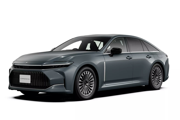 Nhờ đó, xe có thể chạy được quãng đường khoảng 820 km. Theo kế hoạch của Toyota, chỉ có khoảng 600 chiếc Crown Sedan mới được sản xuất mỗi tháng, ít hơn 100 xe so với Crown Sport. Do sản lượng thấp nên các đại lý sẽ phải áp dụng chính sách quay xổ số để chọn khách hàng có thể mua mẫu sedan hạng sang này.