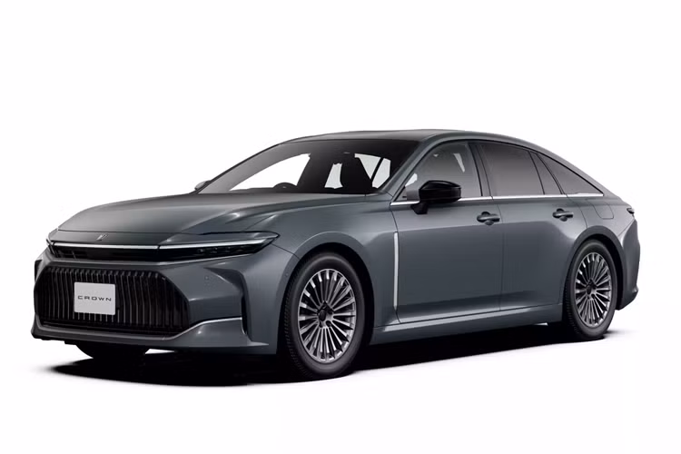 Nhờ đó, xe có thể chạy được quãng đường khoảng 820 km. Theo kế hoạch của Toyota, chỉ có khoảng 600 chiếc Crown Sedan mới được sản xuất mỗi tháng, ít hơn 100 xe so với Crown Sport. Do sản lượng thấp nên các đại lý sẽ phải áp dụng chính sách quay xổ số để chọn khách hàng có thể mua mẫu sedan hạng sang này.