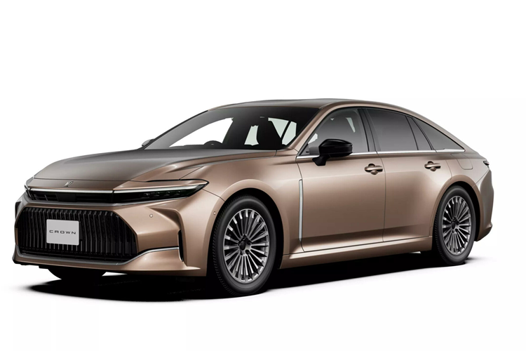 Trong năm nay, hãng Toyota dự định chỉ dưới 10 chiếc Crown Sedan cho khách hàng. Đồng thời, hãng sẽ ưu tiên những khách hàng đã từng mua mẫu sedan hạng sang này trong quá khứ. Trong năm 2024, hãng Toyota sẽ tiếp tục tung nốt bản còn lại của dòng Crown thế hệ mới là biến thể Crown Estate (wagon) ra thị trường.