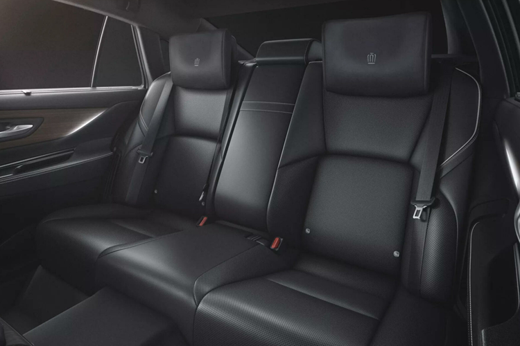 Những đường dập gân nổi bật trên nắp ca-pô và sườn xe, tạo cảm giác thể thao cho mẫu sedan sang trọng này. Tùy theo phiên bản, xe sẽ được trang bị mâm có đường kính 19 inch hoặc 20 inch. Phía sau xe là cụm đèn hậu LED mỏng với thiết kế xuyên suốt, nằm vắt ngang đuôi xe.