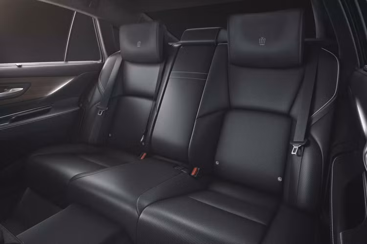 Những đường dập gân nổi bật trên nắp ca-pô và sườn xe, tạo cảm giác thể thao cho mẫu sedan sang trọng này. Tùy theo phiên bản, xe sẽ được trang bị mâm có đường kính 19 inch hoặc 20 inch. Phía sau xe là cụm đèn hậu LED mỏng với thiết kế xuyên suốt, nằm vắt ngang đuôi xe.