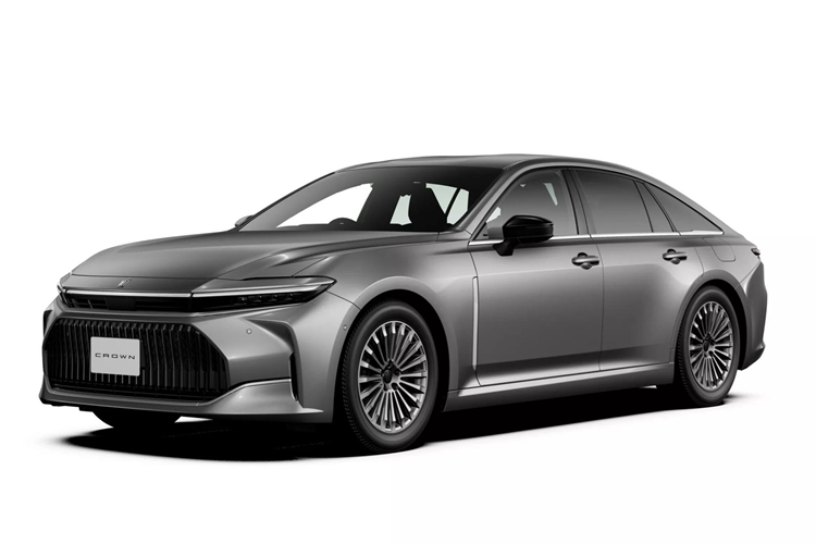 Chỉ biết rằng, phiên bản hybrid của Toyota Crown Sedan 2024 tiêu thụ lượng xăng trung bình là 18 km/lít (khoảng 5,5 lít/100 km). Phiên bản FCEV của xe dự kiến sẽ dùng hệ truyền động tương tự người anh em Toyota Mirai. Xe cũng sẽ có pin nhiên liệu, 3 bình hydro với thời gian đổ đầy chỉ khoảng 3 phút, mô-tơ điện mạnh 179 mã lực/300 Nm và pin lithium-ion 4 Ah.