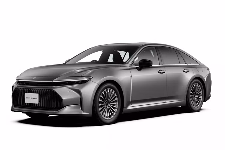 Chỉ biết rằng, phiên bản hybrid của Toyota Crown Sedan 2024 tiêu thụ lượng xăng trung bình là 18 km/lít (khoảng 5,5 lít/100 km). Phiên bản FCEV của xe dự kiến sẽ dùng hệ truyền động tương tự người anh em Toyota Mirai. Xe cũng sẽ có pin nhiên liệu, 3 bình hydro với thời gian đổ đầy chỉ khoảng 3 phút, mô-tơ điện mạnh 179 mã lực/300 Nm và pin lithium-ion 4 Ah.