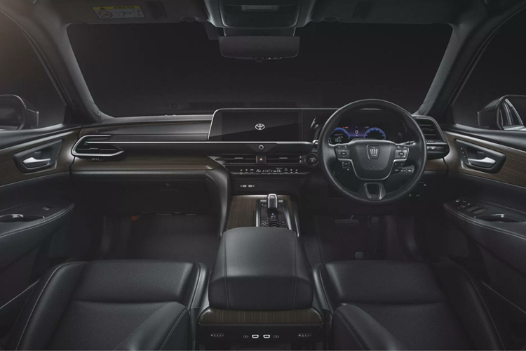 Nằm giữa 2 cụm đèn pha là khe gió hẹp, tích hợp hộp chứa cảm biến nhằm phục vụ các tính năng trợ lái nâng cao ADAS. Khu vực đầu xe còn đi kèm lưới tản nhiệt hình lục giác cỡ lớn với những nan nằm dọc màu đen theo phong cách thác nước. Bên dưới lưới tản nhiệt là khe gió trung tâm khá hẹp trong khi ở hai góc đầu xe có khe gió nằm dọc.