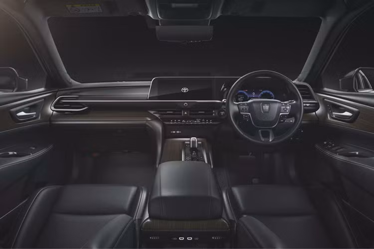 Nằm giữa 2 cụm đèn pha là khe gió hẹp, tích hợp hộp chứa cảm biến nhằm phục vụ các tính năng trợ lái nâng cao ADAS. Khu vực đầu xe còn đi kèm lưới tản nhiệt hình lục giác cỡ lớn với những nan nằm dọc màu đen theo phong cách thác nước. Bên dưới lưới tản nhiệt là khe gió trung tâm khá hẹp trong khi ở hai góc đầu xe có khe gió nằm dọc.