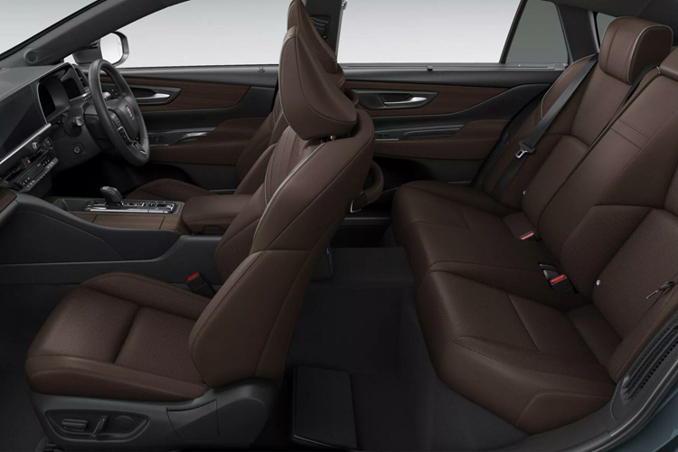 Bên cạnh đó là cánh gió đuôi nhỏ tích hợp vào cửa cốp, tem chữ nổi “Crown” và ốp màu đen trên cản sau. Logo hình vương miện trên đầu xe và trục bánh. Trong khi đó, phía sau xe lại tích hợp logo của hãng Toyota. Khi mua mẫu sedan cỡ lớn này, khách hàng Nhật Bản có thể chọn 1 trong 6 màu sắc ngoại thất là trắng, đen, bạc, xám, xanh đậm và nâu đồng.