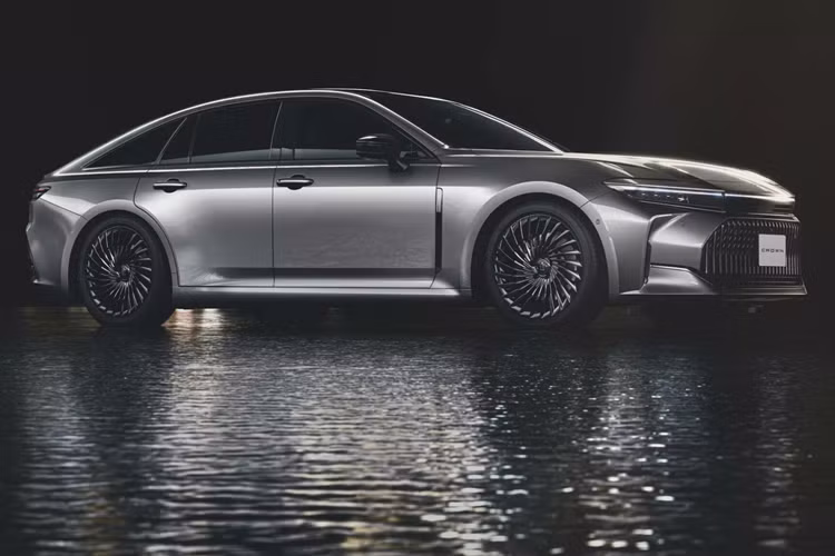 Để xứng đáng với giá bán cao hơn, Toyota Crown Sedan 2024 cũng có thiết kế sang trọng hơn. Được phát triển dựa trên cơ sở gầm bệ TNGA, mẫu sedan này sở hữu kích thước dài x rộng x cao lần lượt 5.030 x 1.890 x 1.475 mm và chiều dài cơ sở 3.000 mm. So với thế hệ cũ, xe dài hơn 120 mm, rộng hơn 90 mm, cao hơn 25 mm và chiều dài cơ sở tăng 80 mm.