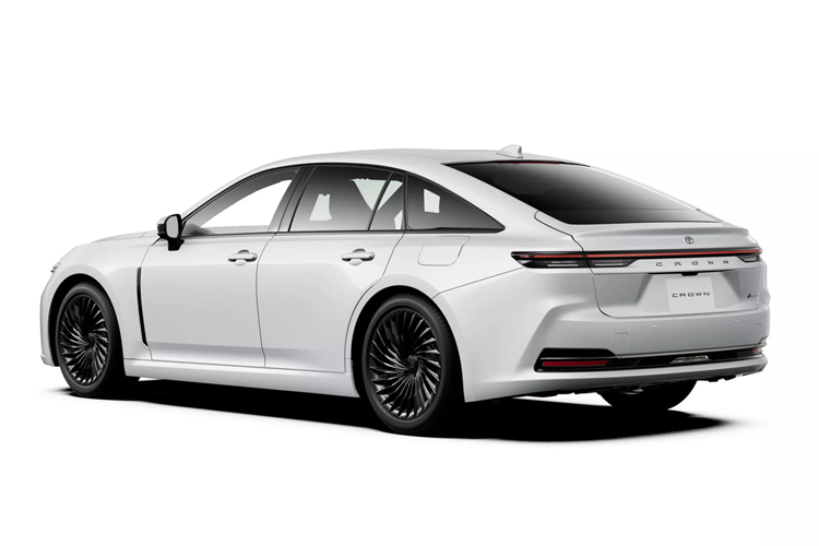 Ngoài ra, mẫu sedan này còn có đèn viền trang trí nội thất 64 màu, rèm che nắng chỉnh điện và ghế phụ lái gập xuống. Hàng ghế sau có đủ cửa gió điều hòa, cổng USB Type C và bệ tì tay trung tâm. Bệ tì tay này tích hợp ngăn chứa đồ khá lớn và màn hình cảm ứng để hành khách chỉnh nhiều tính năng của xe.