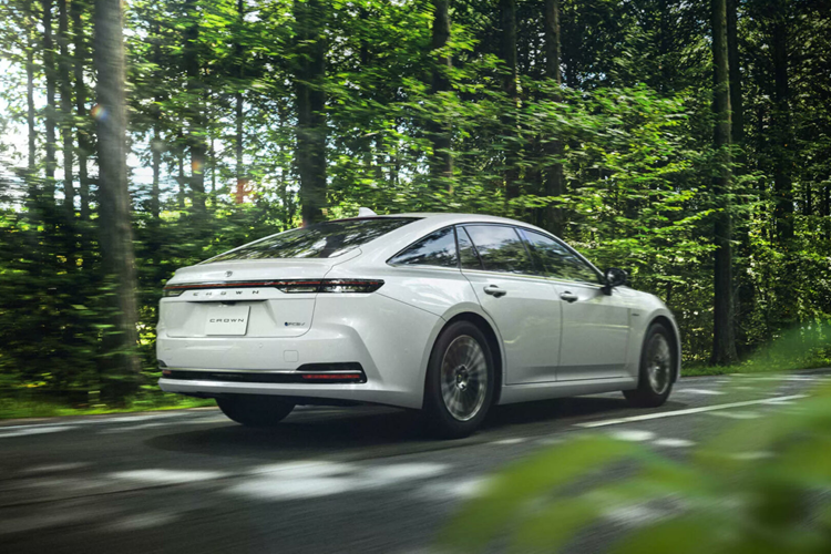 Tại thị trường Nhật Bản, giá xe Toyota Crown Sedan 2024 cho 2 phiên bản là 2.5L HEV Z và FCEV Z khởi điểm lần lượt 7,3 triệu Yên (khoảng 1,189 tỷ đồng) và 8,3 triệu Yên (1,35 tỷ đồng). So với 2 biến thể khác của dòng Crown thế hệ mới là Crown Crossover (sedan nâng gầm) và Crown Sport (hatchback), mẫu sedan này đắt hơn đáng kể.