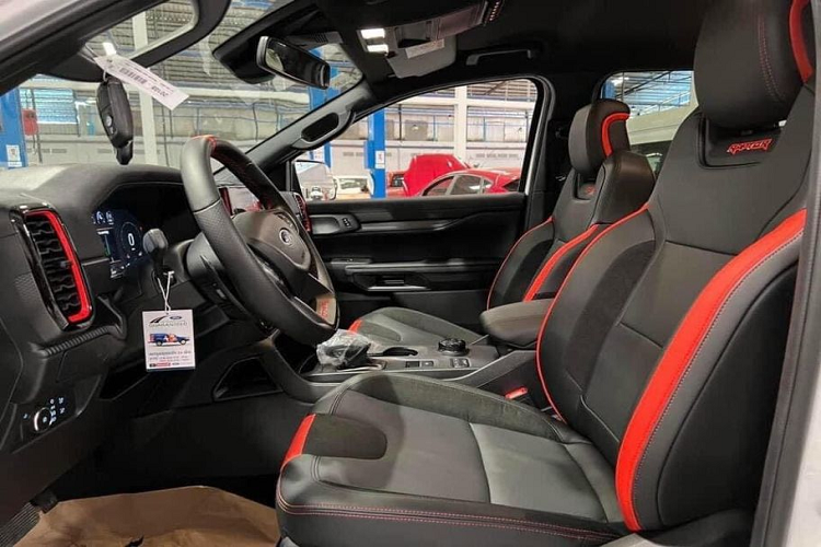 Nội thất Ford Ranger Raptor 2023 được trang bị nhiều công nghệ hiện đại bao gồm màn hình trung tâm 12,4 inch đặt tích hợp hệ thống giải trí SYNC 4, 10 loa Bang &amp; Olufsen, hàng ghế đầu chỉnh điện 10 hướng, sạc điện thoại không dây, gương chiếu hậu chống chói tự động.