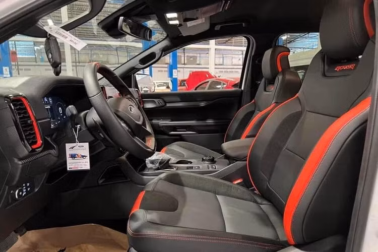 Nội thất Ford Ranger Raptor 2023 được trang bị nhiều công nghệ hiện đại bao gồm màn hình trung tâm 12,4 inch đặt tích hợp hệ thống giải trí SYNC 4, 10 loa Bang &amp; Olufsen, hàng ghế đầu chỉnh điện 10 hướng, sạc điện thoại không dây, gương chiếu hậu chống chói tự động.