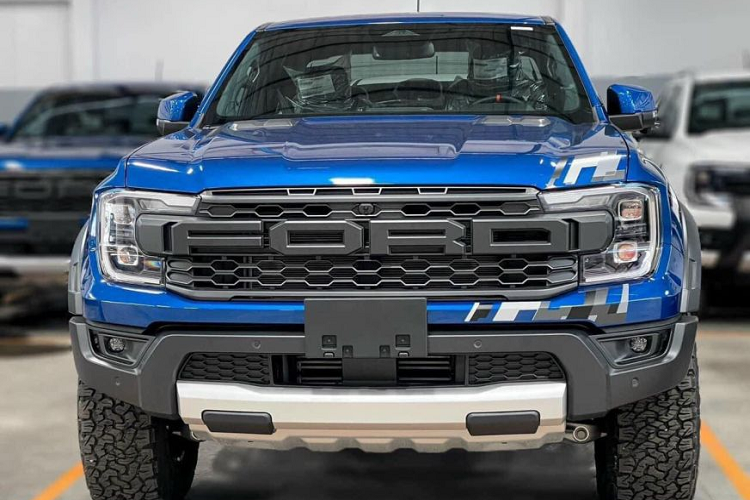 Về ngoại hình, mẫu xe bán tải Ford Ranger Raptor có thiết kế hầm hố và cơ bắp hơn so với Ranger bản thường. Mặt ca-lăng gây ấn tượng với lưới tản nhiệt cỡ lớn với logo "Ford" nằm giữa, cụm đèn định vị hai bên tạo hình chữ "C" và tích hợp công nghệ LED ma trận. 