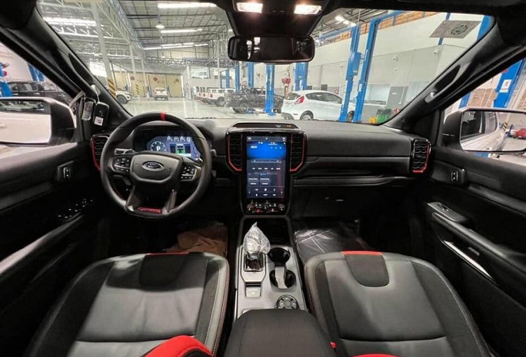 Ford Ranger Raptor 2023 được trang bị động cơ Bi-Turbo 2.0L của Ford sản sinh công suất tối đa 206 mã lực ở vòng tua 3.750 vòng/phút và mô-men xoắn cực đại 500 Nm ở dải vòng tua 1750 - 2000 vòng/phút, kết hợp với hộp số tự động 10 cấp. 