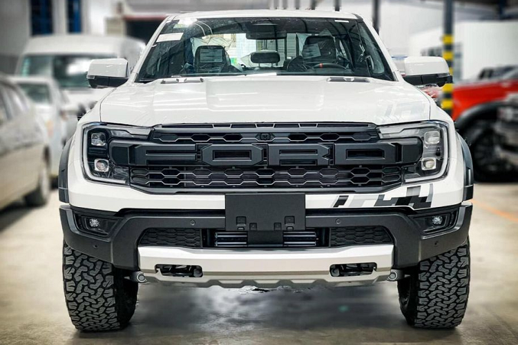 Ford Ranger Raptor 2023 được trang bị hệ thống treo độc lập phía trước với tay đòn bằng nhôm hai lớp, treo dạng lò xo trụ phía sau và đều có giảm xóc Fox Live Valve 2,5 inch. Hành trình của hệ thống treo phía trước được tăng lên 290 mm còn treo sau tăng lên 250 mm, giúp đem lại khả năng vượt địa hình vượt trội.