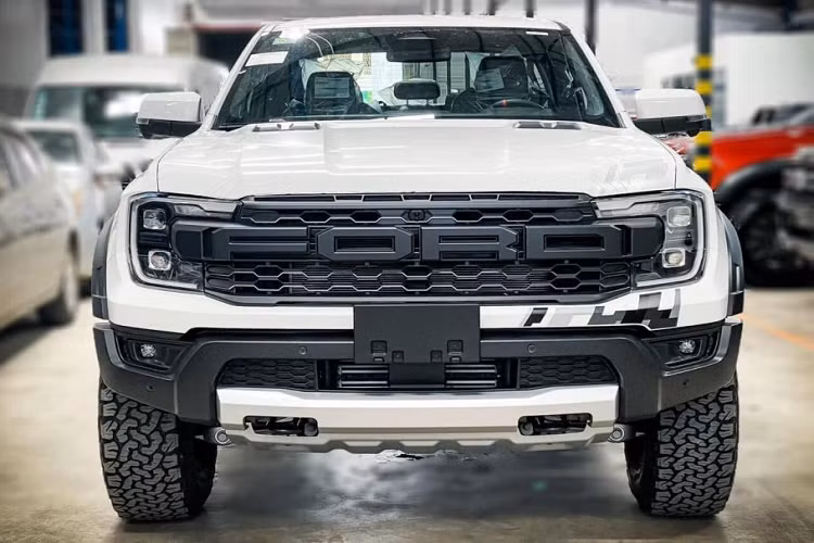 Ford Ranger Raptor 2023 được trang bị hệ thống treo độc lập phía trước với tay đòn bằng nhôm hai lớp, treo dạng lò xo trụ phía sau và đều có giảm xóc Fox Live Valve 2,5 inch. Hành trình của hệ thống treo phía trước được tăng lên 290 mm còn treo sau tăng lên 250 mm, giúp đem lại khả năng vượt địa hình vượt trội.