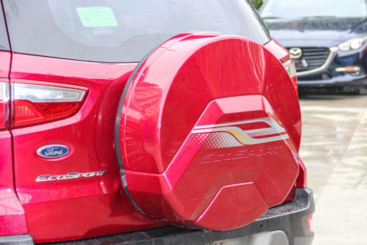 Tuy nhiên, đầu xe chưa thật sự nổi bật, khoang lái đậm tính thực dụng do chia sẻ với các mẫu xe gầm thấp cùng nhà là Fiesta, Focus. Cột A quá to khiến tầm nhìn bị hạn chế cũng là một điểm trừ trên mẫu xe này. Đó là chưa kể đến động cơ khá yếu ớt khi cần căng ga trong những pha vượt xe hoặc băng đèo.