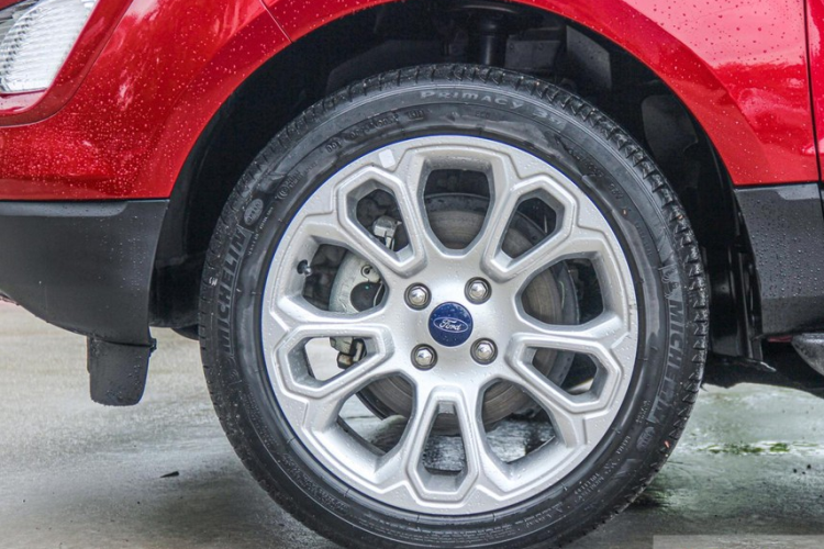 Xe có hai tuỳ chọn động cơ là 1.0 lít tăng áp và 1.5 lít thông thường. Phiên bản có trong bài viết là 1.0 lít tăng áp cho công suất 125 mã lực, mô-men xoắn 170 Nm đi kèm với hộp số tự động 6 cấp mới.