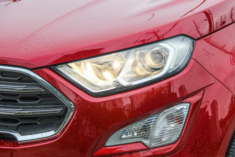 Đầu xe cá tính hơn, cụm đèn pha dạng thấu kính thiết kế khá ăn khớp với lưới tản nhiệt dạng hình thang tăng tính thẩm mỹ. Khoang lái thiết kế hiện đại, các tiện nghi được nâng cấp như điều hoà tự động, màn hình giải trí 8 inch được tách riêng ra khỏi bảng taplo. Có thể nói Ford EcoSport đời 2019 khá bền dáng trong ít nhất 2 năm nữa.