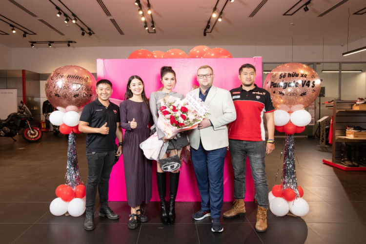 Xuất hiện tại showroom Ducati chính hãng tại Sài Gòn, "nữ hoàng nội y" Ngọc Trinh diện bộ trang phục cực kỳ quyến rũ chuẩn bị khui chiếc siêu môtô Ducati Panigale V4 S được đóng hộp khá đẹp mắt. Được biết, đây là món quà mà một người bạn tặng cho cô nhân dịp sinh nhật.