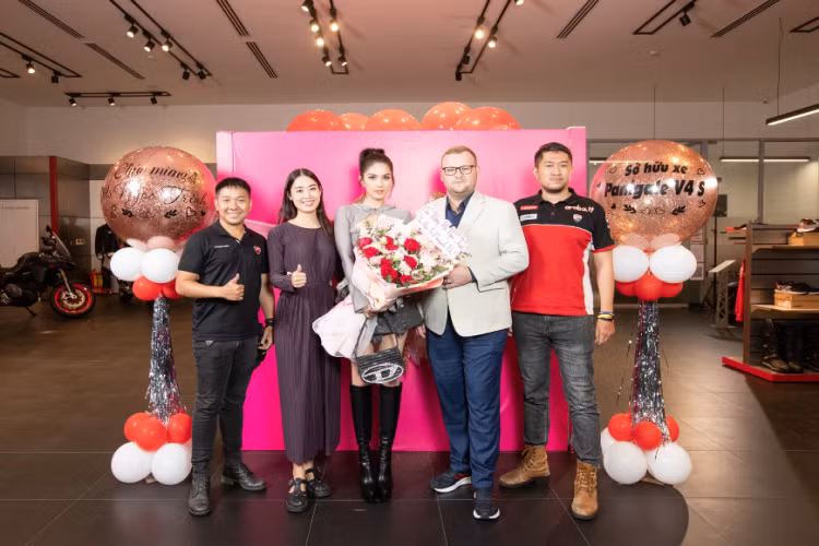 Xuất hiện tại showroom Ducati chính hãng tại Sài Gòn, "nữ hoàng nội y" Ngọc Trinh diện bộ trang phục cực kỳ quyến rũ chuẩn bị khui chiếc siêu môtô Ducati Panigale V4 S được đóng hộp khá đẹp mắt. Được biết, đây là món quà mà một người bạn tặng cho cô nhân dịp sinh nhật.