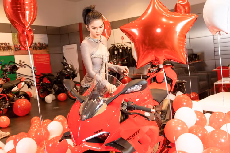 Về ngoại hình, Ducati Panigale V4S được trau chuốt tỉ mỉ kiểu dáng. Hệ thống đèn trước sau được trang bị full LED với thiết kế hoàn toàn mới. Dải LED cùng bóng đèn pha bi-xenon nhân LED được đặt khá tinh tế cùng với hốc hút gió ở phần đầu xe, đèn hậu cũng được cách điệu mới hơn, ấn tượng hơn.