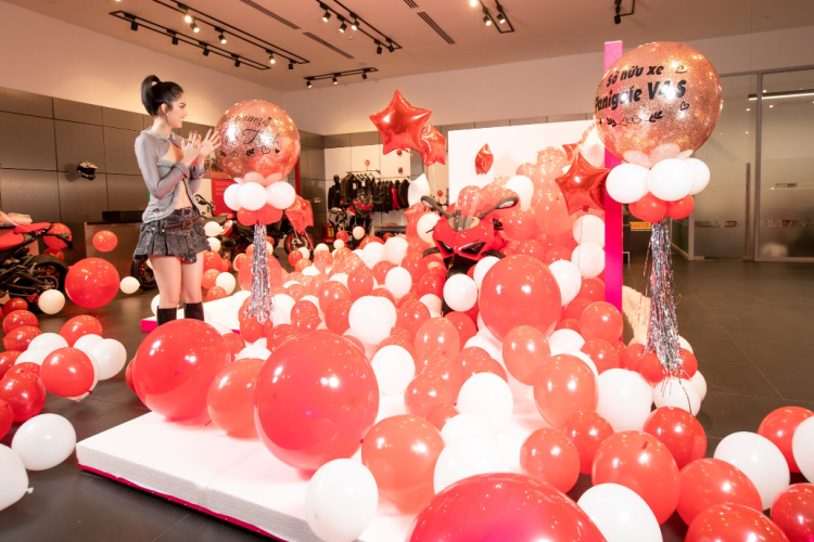 Ducati Panigale V4S lần đầu ra mắt tại triển lãm EICMA 2017. Mẫu xe ra mắt nhằm thay thế đàn anh Panigale 1299, thừa hưởng thiết kế góc cạnh, sắc đỏ truyền thống của thương hiệu Italy. Bên cạnh đó là những công nghệ mới ứng dụng từ xe đua thể thao chuyên nghiệp. 