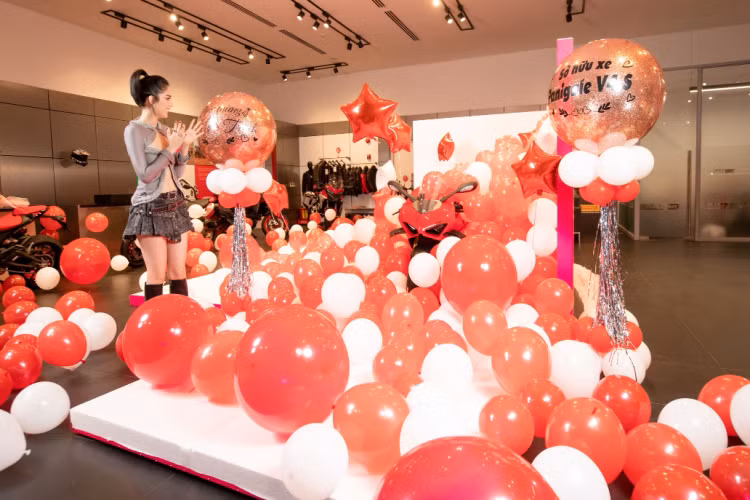 Ducati Panigale V4S lần đầu ra mắt tại triển lãm EICMA 2017. Mẫu xe ra mắt nhằm thay thế đàn anh Panigale 1299, thừa hưởng thiết kế góc cạnh, sắc đỏ truyền thống của thương hiệu Italy. Bên cạnh đó là những công nghệ mới ứng dụng từ xe đua thể thao chuyên nghiệp. 