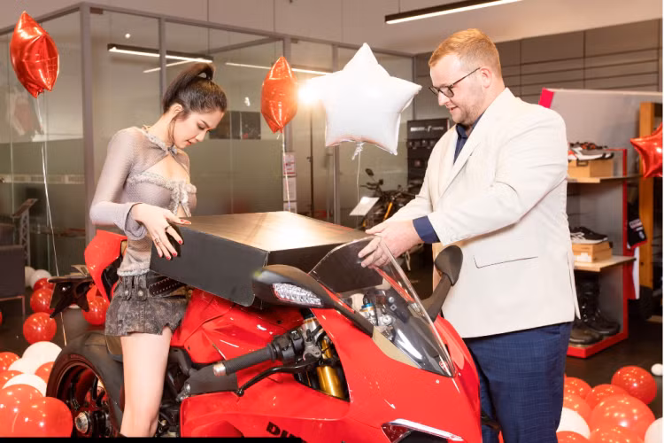 Các phiên bản Panigale V4 đều có chiều dài cơ sở 1.469 mm và chiều cao yên 830 mm. Xe được trang bị màn hình màu hiển thị TFT 5 inch thế hệ mới nhất. Phiên bản V4S trang bị mâm Marchesini nhôm nguyên khối 17 inch. 