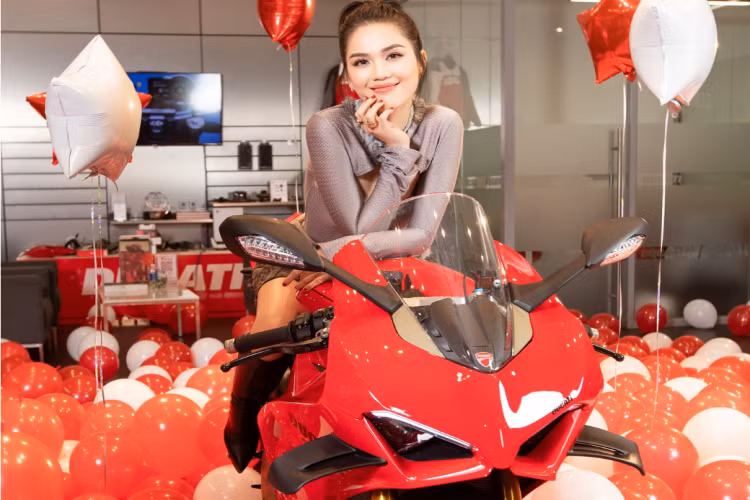 Mẫu siêu môtô Ducati Panigale V4 S tại Việt Nam có nhiều công nghệ an toàn và hỗ trợ như kiểm soát chống trượt, kiểm soát lực kéo, kiểm soát bốc đầu, sang số nhanh, kiểm soát lực phanh. Ba chế độ lái gồm Race, Sport và Street điều khiển thông qua màn hình TFT mới.