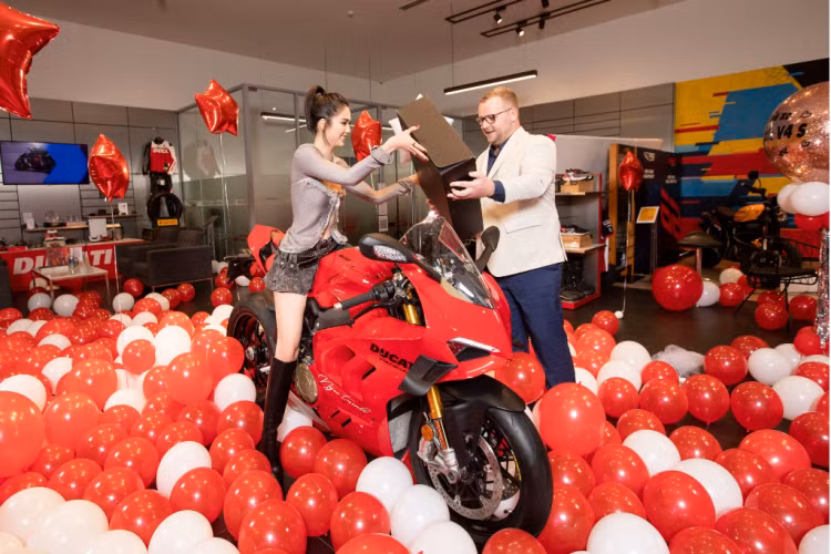 Phuộc trước của xe đến từ thương hiệu Ohlins NIX30 và sau là TTX36 đều có thể điều chỉnh điện, được kiểm soát bởi hệ thống điều khiển Ohlins Smart EC 2.