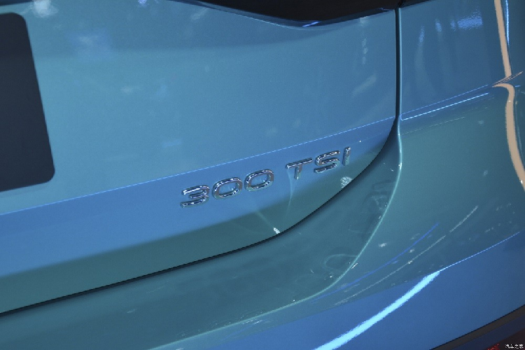 Trong khi đó, Volkswagen T-Cross tại Việt Nam dùng động cơ xăng 3 xi-lanh, dung tích 1.0L, tạo ra công suất tối đa 115 mã lực và mô-men xoắn cực đại 178 Nm. Động cơ đi kèm với hộp số tự động 6 cấp và hệ dẫn động cầu trước.