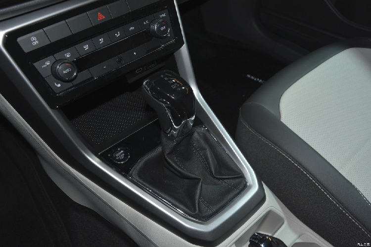 Ngoài giá bán rẻ hơn, Volkswagen T-Cross 2023 mới tại Trung Quốc còn dùng động cơ mạnh hơn xe ở Việt Nam. Cụ thể, mẫu xe này được trang bị động cơ xăng 1.5T EVO II với 4 xi-lanh, tăng áp, dung tích 1.5L, sản sinh công suất tối đa 160 mã lực và mô-men xoắn cực đại 250 Nm. Động cơ này đồng hành với hộp số tự động ly hợp kép 7 cấp và chỉ tiêu thụ lượng xăng trung bình 5,66 lít/100 km.