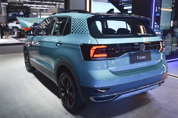 Tương tự xe ở Việt Nam, mẫu SUV cỡ B này cũng được phát triển dựa trên cơ sở gầm bệ MQB của hãng Volkswagen. Xe sở hữu chiều dài 4.218 mm, chiều rộng 1.760 mm, chiều cao 1.599 mm và chiều dài cơ sở 2.651 mm... Ngoài những thay đổi trên, Volkswagen T-Cross không có gì khác biệt về mặt thiết kế so với xe ở Việt Nam.