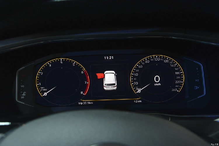 Xe cũng có lưới tản nhiệt mạ crôm và nối liền với đèn pha gọn gàng, tích hợp dải đèn LED định vị ban ngày. Trong khi đó, đèn sương mù dạng Halogen của xe được đặt trên cản trước. Đằng sau còn có cụm đèn hậu khá lớn và có thiết kế xuyên suốt, nằm vắt ngang đuôi xe. 