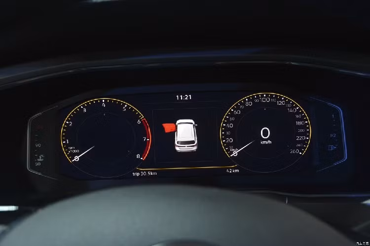 Xe cũng có lưới tản nhiệt mạ crôm và nối liền với đèn pha gọn gàng, tích hợp dải đèn LED định vị ban ngày. Trong khi đó, đèn sương mù dạng Halogen của xe được đặt trên cản trước. Đằng sau còn có cụm đèn hậu khá lớn và có thiết kế xuyên suốt, nằm vắt ngang đuôi xe. 