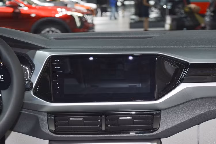 Tiếp đến là nẹp mạ crôm trang trí trên cản trước và cản sau. Dưới cản trước và cản sau còn có ốp màu bạc giả bộ khuếch tán gió. Bên cạnh đó là những chi tiết ngoại thất màu đen như cản trước, cản sau, vòm bánh và nẹp sườn. Ốp gương chiếu hậu, baga nóc, vành la-zăng 17 inch, nẹp trên cản trước, ăng ten vây cá và cánh gió mui lại được sơn màu đen bóng.