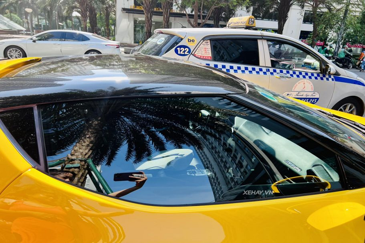 Cung cấp sức mạnh cho Ferrari 296 GTS là hệ truyền động plug-in hybrid, gồm một động cơ V6 tăng áp kép 3.0L, sản sinh công suất 663 mã lực và một mô-tơ điện cung cấp thêm 164 mã lực. Tổng công suất được tạo ra lên tới 818 mã lực cùng mô-men xoắn 740 Nm. Với sức mạnh này, xe có thể tăng tốc từ vị trí xuất phát lên 100 km/h chỉ trong thời gian 2,9 giây trước khi đạt vận tốc tối đa là 330 km/h. Kết hợp với hệ truyền động plug-in hybrid là hộp số tự động 8 cấp ly hợp kép.